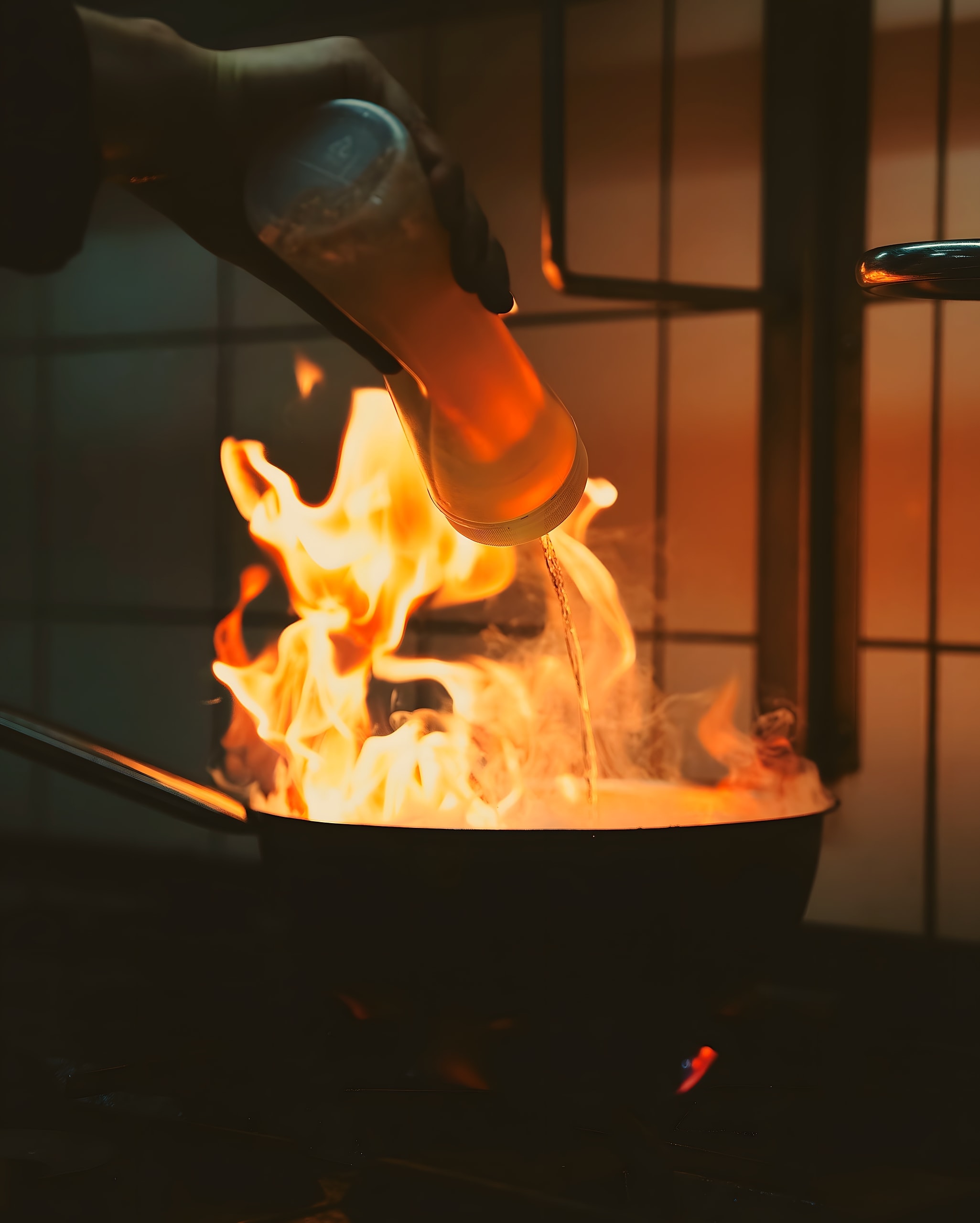 La flambée au wok, gerbe de flammes en cuisine