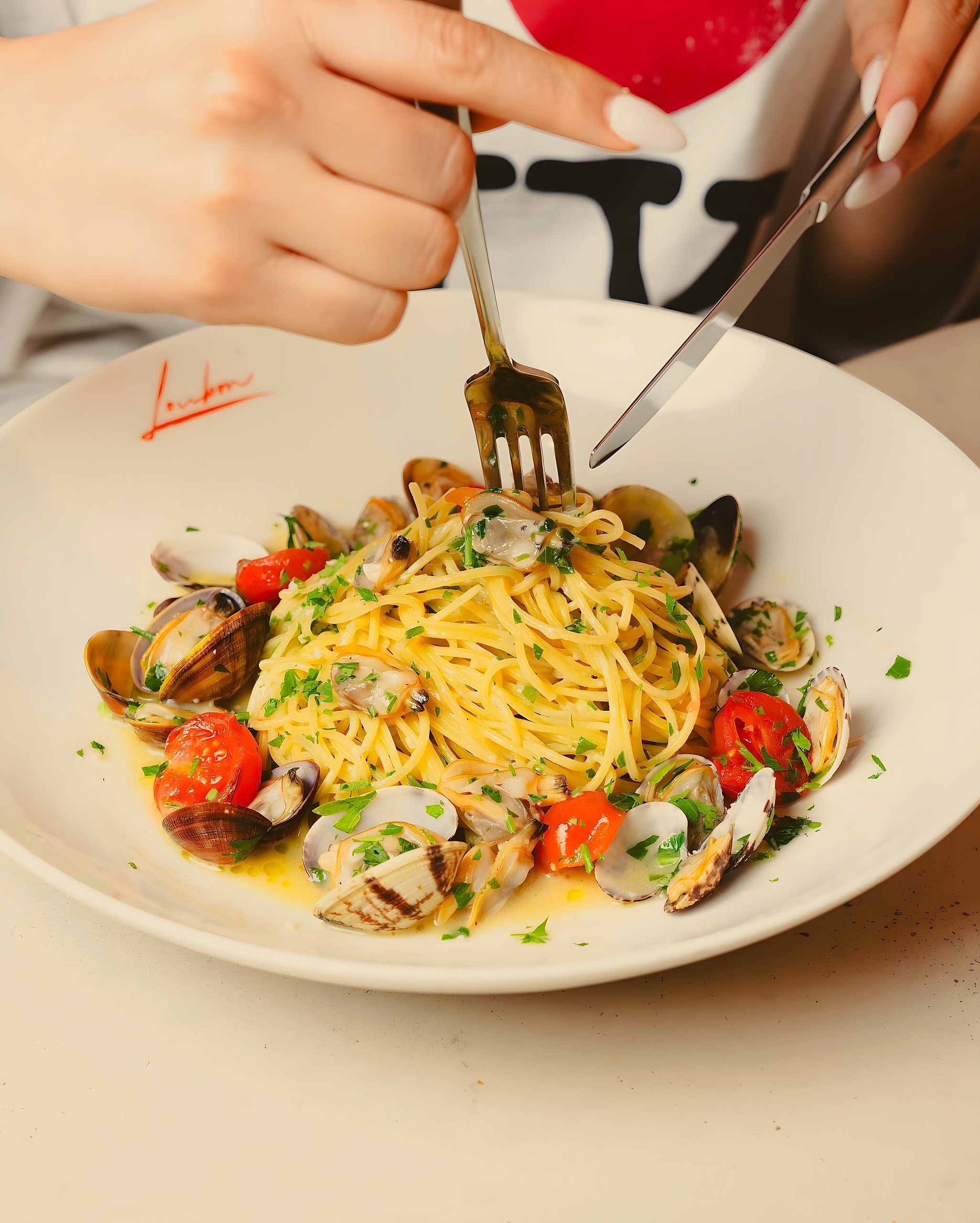 Linguine alle vongole, tomates confites et persil